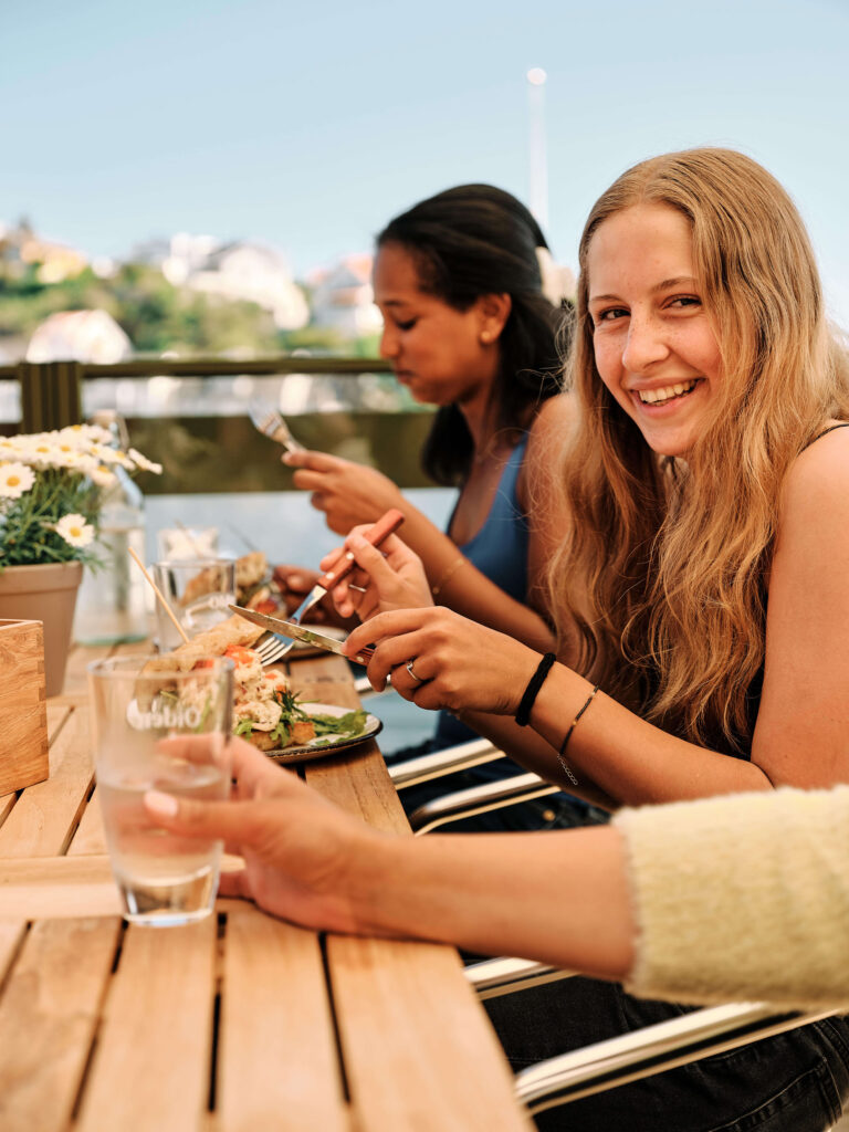 Folk som spiser mat i Ruffen bar